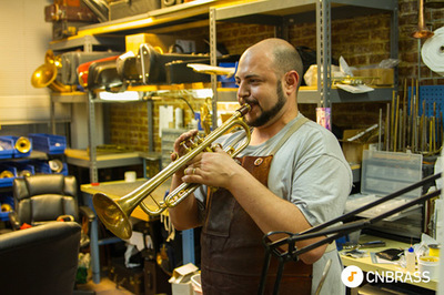 从弹壳到音符 AR-15弹壳制成小号与66位音乐家录制的公益交响曲